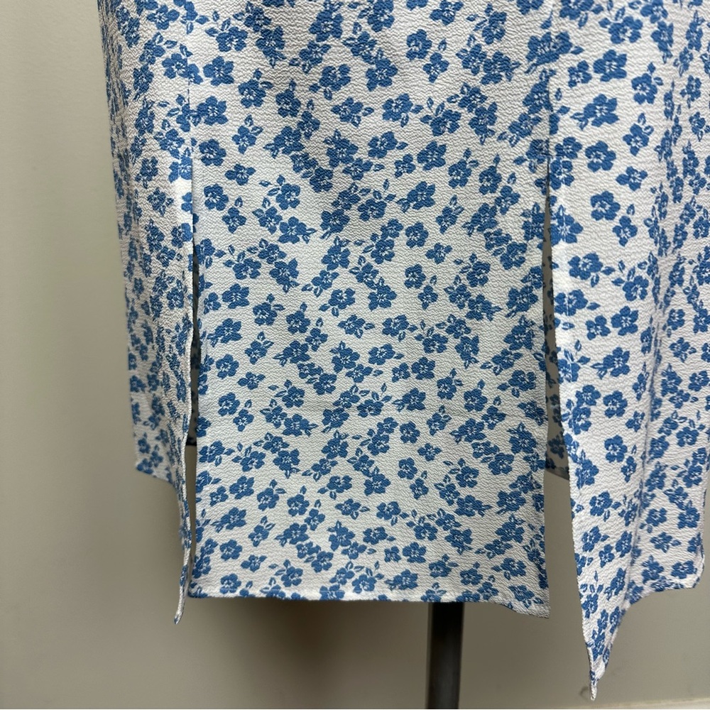 Monteau White and Blue Floral Dress - Picture 4 of 10